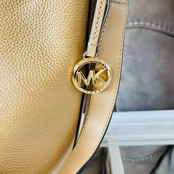 π MICHAEL KORS shoulder/crossbody leather bag. Retail $298 - Picture 2 of 8
